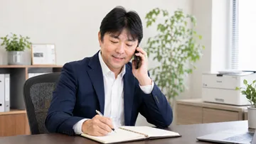 オフィスでお電話に対応する様子