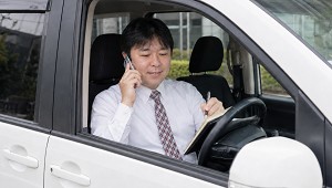 パソコン修理の相談を受ける様子