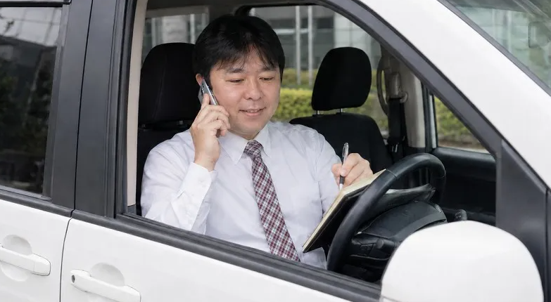 お客様からのパソコン相談を電話でお聞きする西村